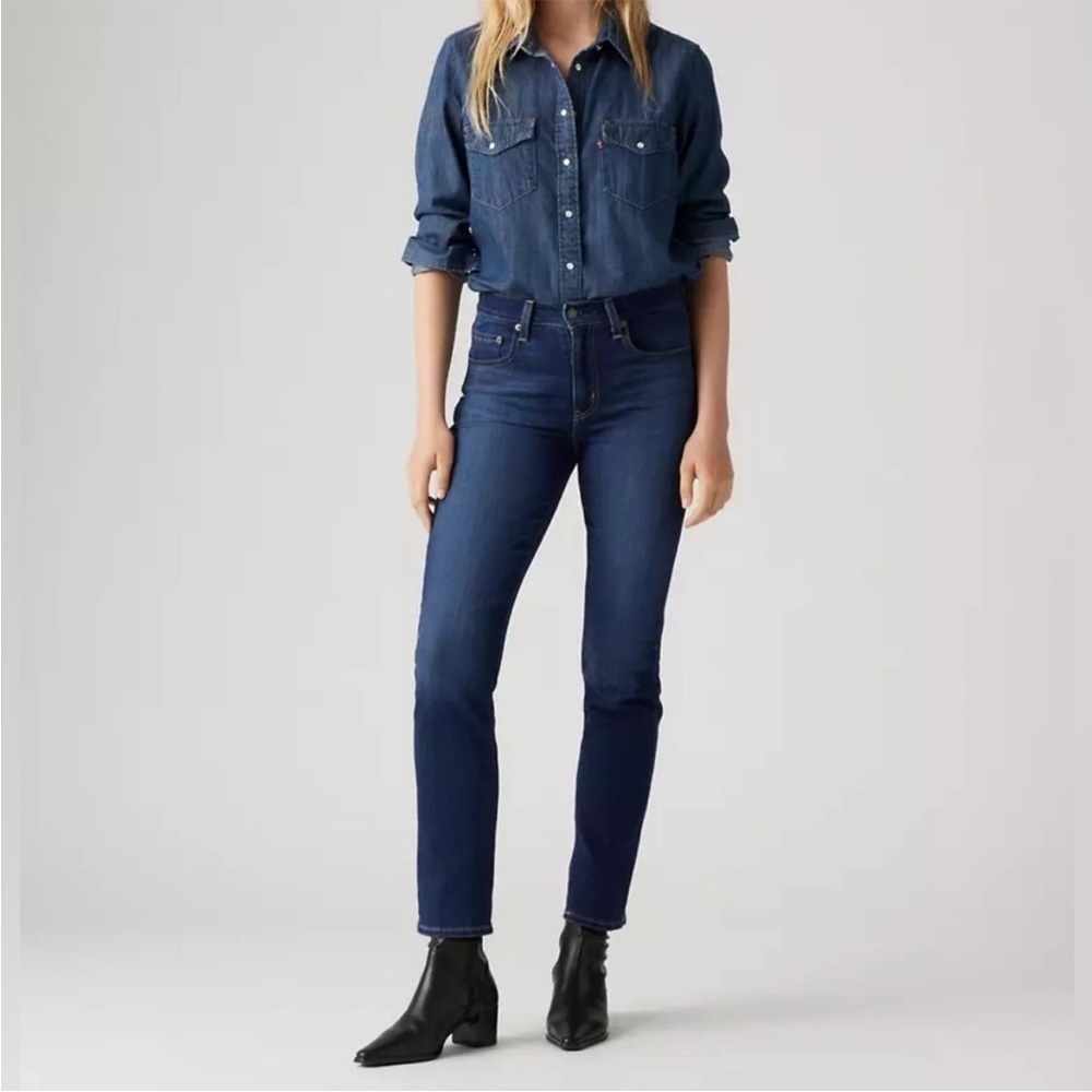 Women’s LEVI’S dark blue wash‎ slimming straight Jeans size 31